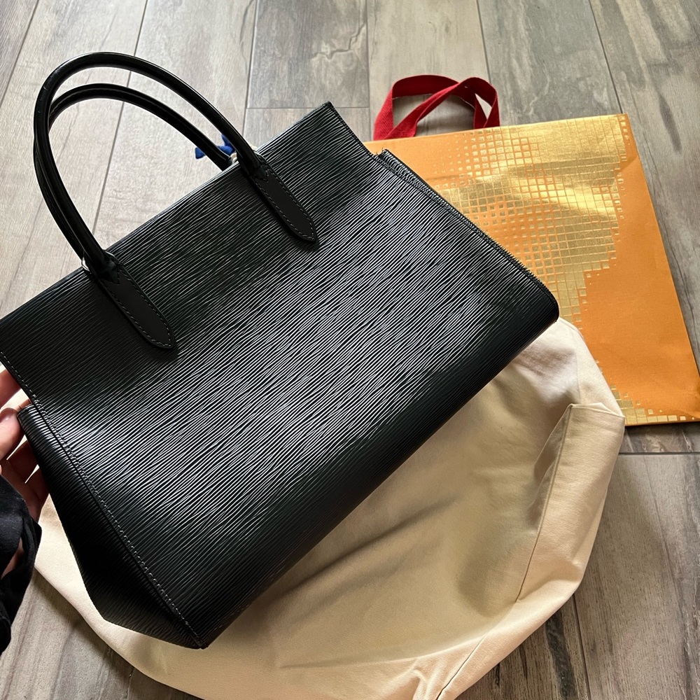 Authentic Louis Vuitton Marley MM in black Eli leather with matching wallet